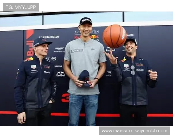 易建联现场观战引全场欢呼