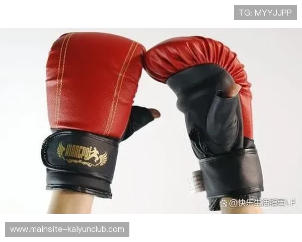 拳击赛打到手套破裂！裁判紧急叫停