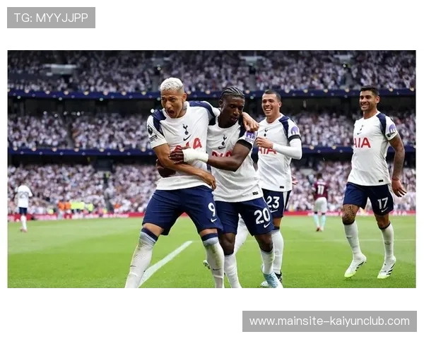 热刺依靠右路传中形成多次威胁并得分，展现进攻魅力