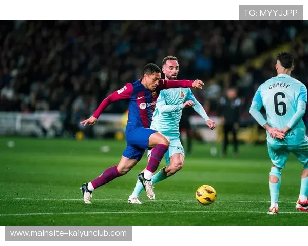 西甲巴萨右路传中精准,头球终结得分的致胜艺术